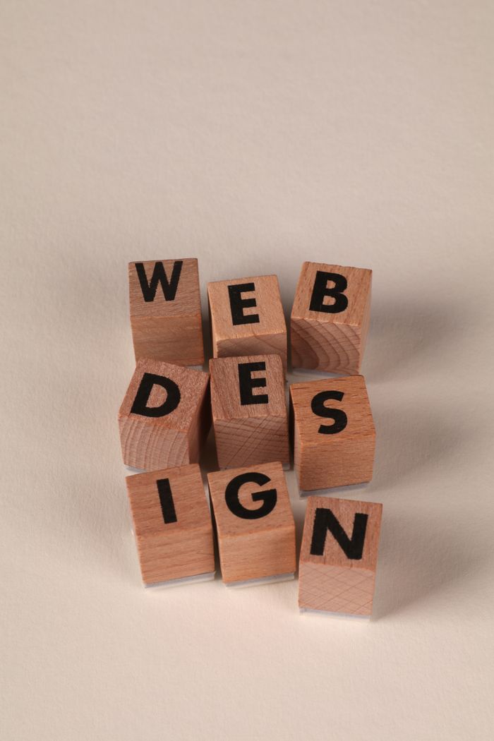 Des blocs en bois disposés pour former Web Design. Idéal pour des thèmes créatifs et numériques.
