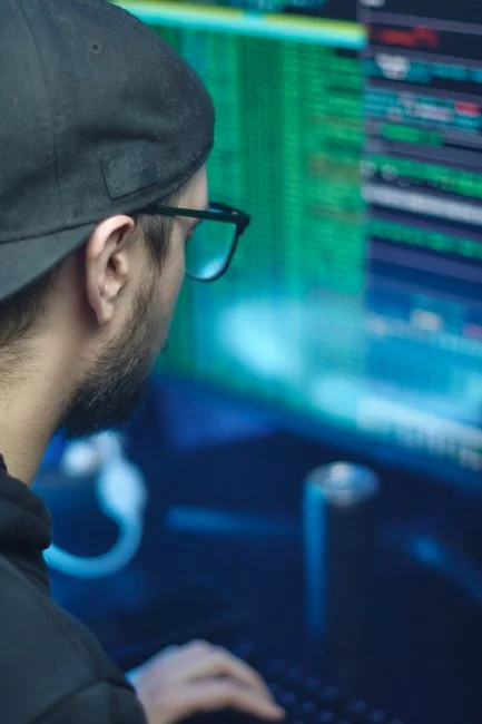 Un espace de travail moderne avec deux écrans d’ordinateur affichant des projets de conception web, mettant en avant la technologie et la productivité.